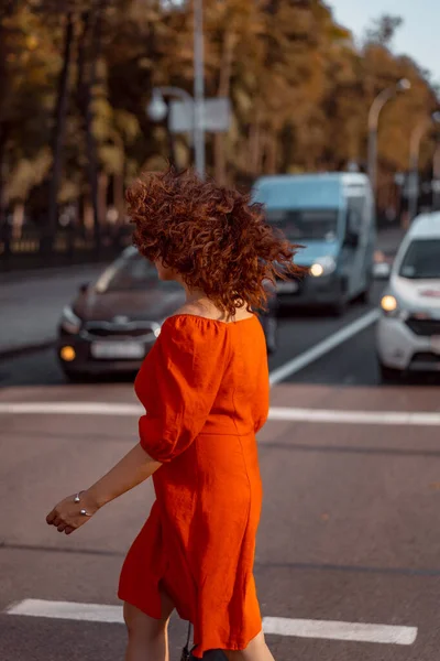 Μια Όμορφη Γυναίκα Κόκκινο Φόρεμα Περπατάει Στην Πόλη Μια Φθινοπωρινή — Φωτογραφία Αρχείου