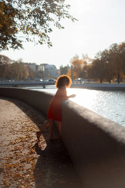 Krásná Žena Kudrnatými Tmavými Vlasy Červených Šatech Prochází Podzimním Městem — Stock fotografie