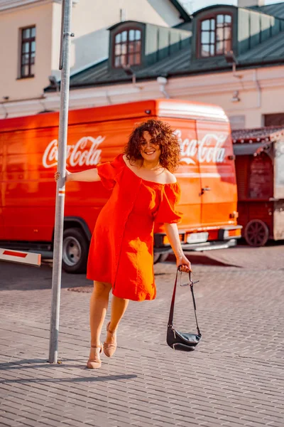 Uma Mulher Bonita Vestido Vermelho Anda Pela Cidade Dia Outono — Fotografia de Stock