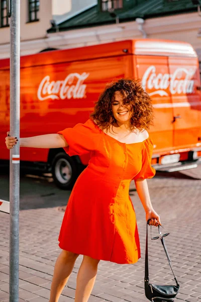 Kırmızı Elbiseli Güzel Bir Kadın Bir Sonbahar Günü Şehirde Yürür — Stok fotoğraf