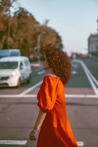Μια Όμορφη Γυναίκα Κόκκινο Φόρεμα Περπατάει Στην Πόλη Μια Φθινοπωρινή — Φωτογραφία Αρχείου