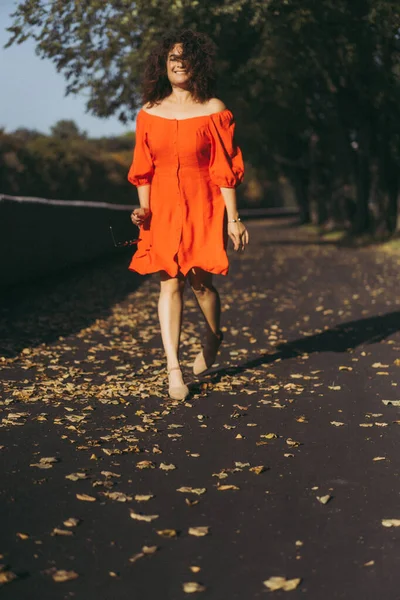 Uma Mulher Bonita Com Cabelos Escuros Encaracolados Vestido Vermelho Caminha — Fotografia de Stock