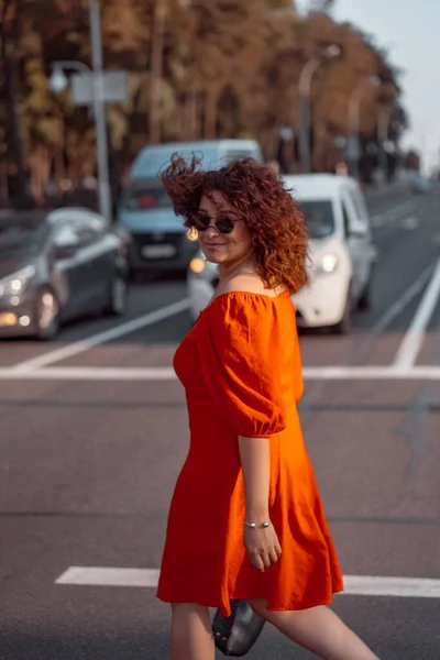 Una Hermosa Mujer Con Vestido Rojo Camina Por Ciudad Día — Foto de Stock