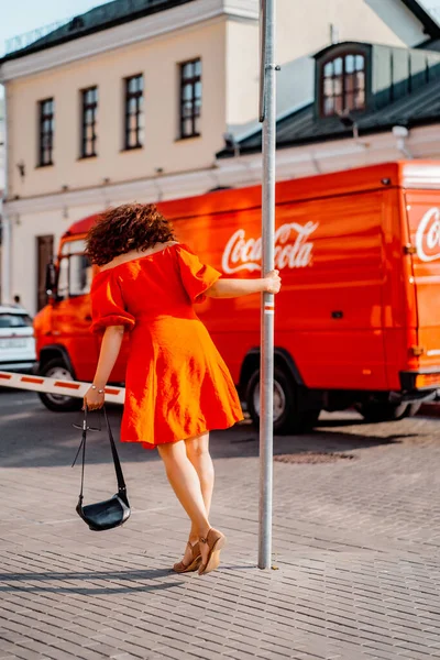 Seorang Wanita Cantik Dengan Gaun Merah Berjalan Jalan Sekitar Kota — Stok Foto