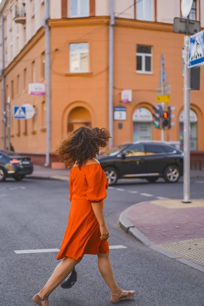 Uma Mulher Bonita Vestido Vermelho Anda Pela Cidade Dia Outono — Fotografia de Stock