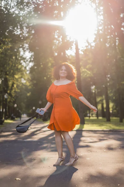 Uma Mulher Bonita Com Cabelos Escuros Encaracolados Vestido Vermelho Caminha — Fotografia de Stock