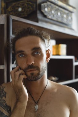 Bir adam akıllı telefon kullanır, mesaj yazar, telefon eder, postaları ve sosyal ağları kontrol eder..