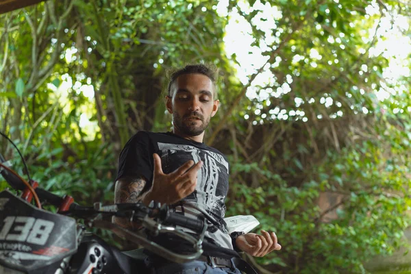 Ein Mann Steht Mit Den Ellbogen Auf Einem Motorrad Lebensstil — Stockfoto