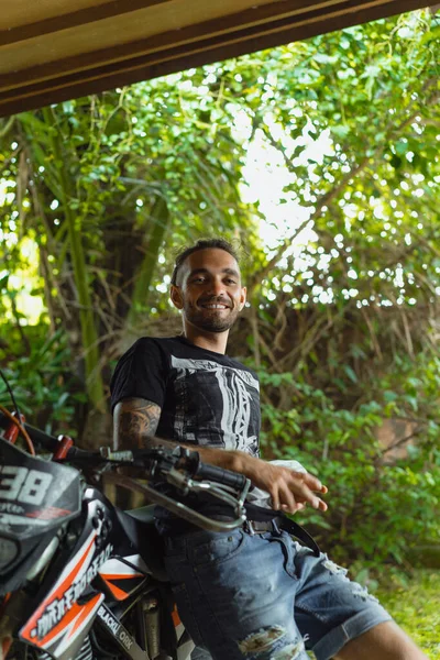 Man Stands His Elbows Motorcycle Lifestyle — Stock Photo, Image