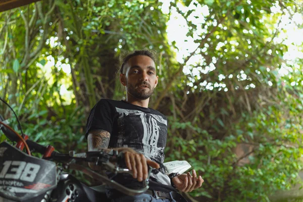 Homme Tient Debout Avec Ses Coudes Sur Une Moto Style — Photo