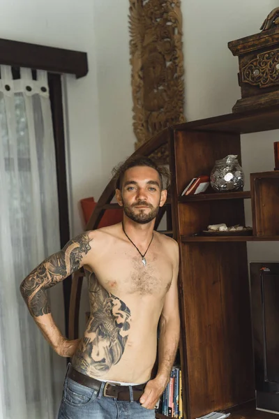 年轻迷人的男人 全身赤裸 在家里纹身 在家庭氛围中性感男人的画像 — 图库照片