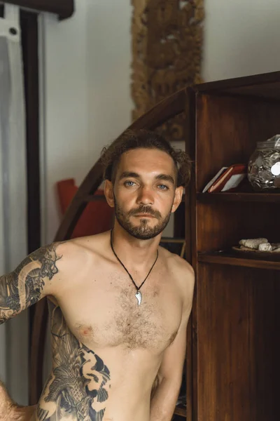 Молодой Привлекательный Мужчина Голым Туловищем Татуировках Дома Портрет Сексуального Мужчины — стоковое фото