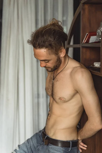 Junger Attraktiver Mann Mit Nacktem Oberkörper Und Tätowierungen Hause Porträt — Stockfoto