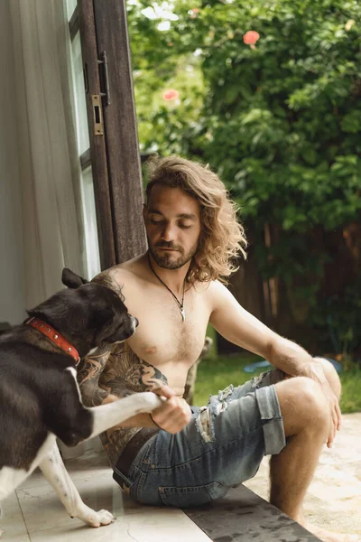 Jovem Com Cabelos Longos Encaracolados Tronco Casa Homem Brinca Com — Fotografia de Stock