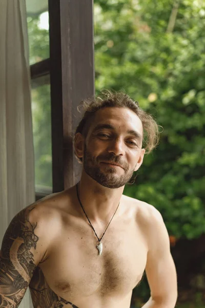 Joven Hombre Atractivo Con Torso Desnudo Tatuajes Casa Retrato Hombre — Foto de Stock