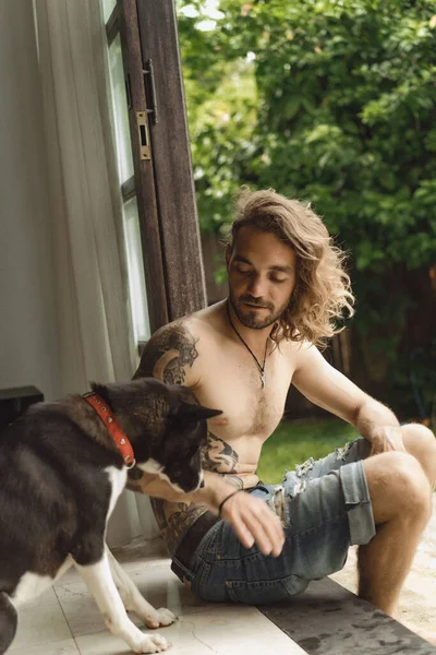 Jovem Com Cabelos Longos Encaracolados Tronco Casa Homem Brinca Com — Fotografia de Stock