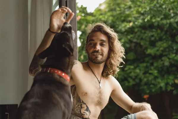 Jovem Com Cabelos Longos Encaracolados Tronco Casa Homem Brinca Com — Fotografia de Stock