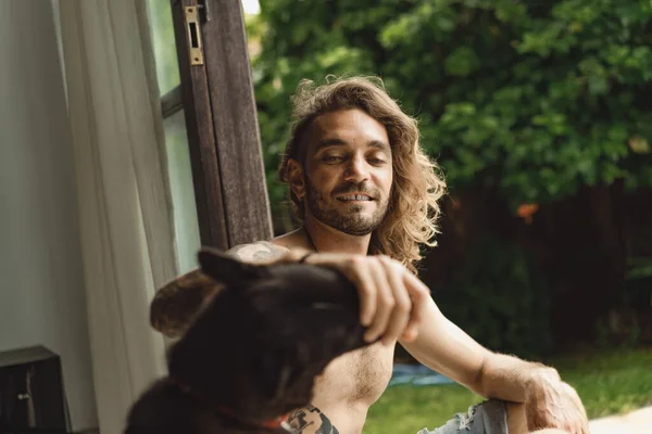 Jovem Com Cabelos Longos Encaracolados Tronco Casa Homem Brinca Com — Fotografia de Stock