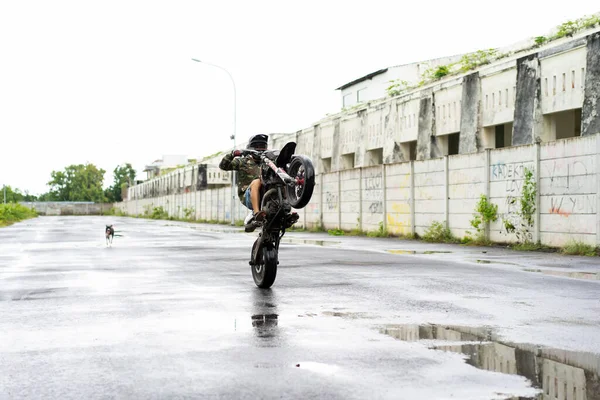 Seorang Pria Dengan Sepeda Motor Memakai Helm Pelindung Dan Kacamata — Stok Foto