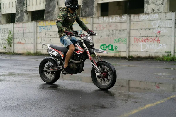 Hombre Una Motocicleta Con Casco Protector Gafas Engranaje Correcto Del —  Fotos de Stock