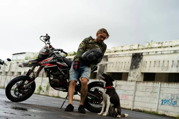 Hombre Con Perro Motocicleta Estilo Vida Lealtad Perro —  Fotos de Stock