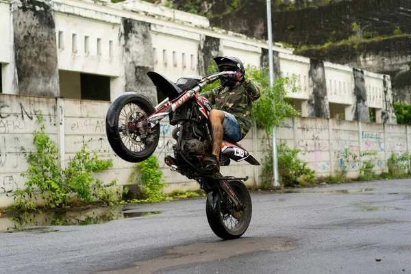 Hombre Una Motocicleta Con Casco Protector Gafas Engranaje Correcto Del —  Fotos de Stock