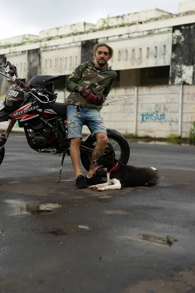 Mann Mit Hund Und Motorrad Lebensstil Hundentreue — Stockfoto