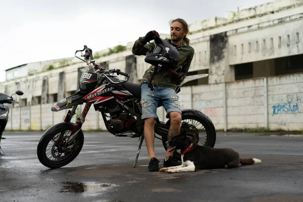 Mann Mit Hund Und Motorrad Lebensstil Hundentreue — Stockfoto