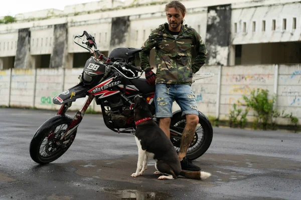 Mann Mit Hund Und Motorrad Lebensstil Hundentreue — Stockfoto