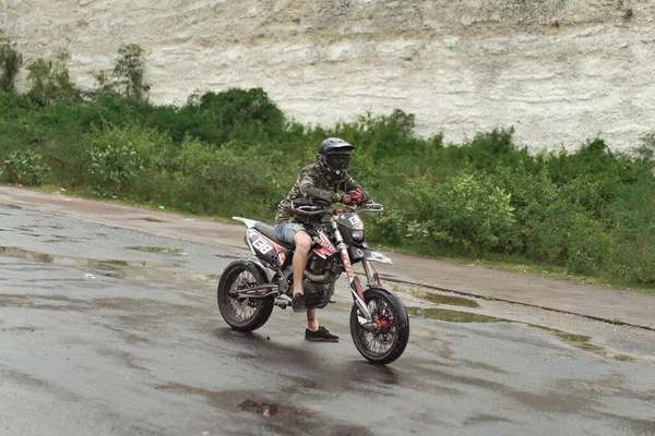 Een Man Een Motor Met Een Beschermende Helm Bril Juiste — Stockfoto