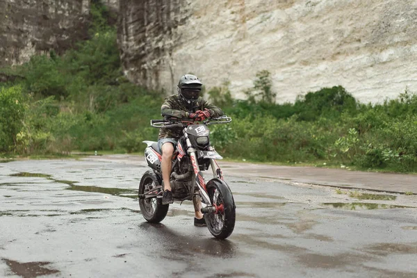 Een Man Een Motor Met Een Beschermende Helm Bril Juiste — Stockfoto