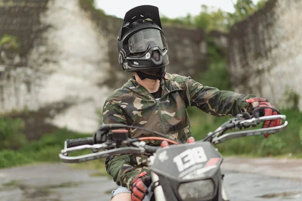 戴防护头盔和护目镜的骑摩托车的男人 正确的骑手装备 — 图库照片