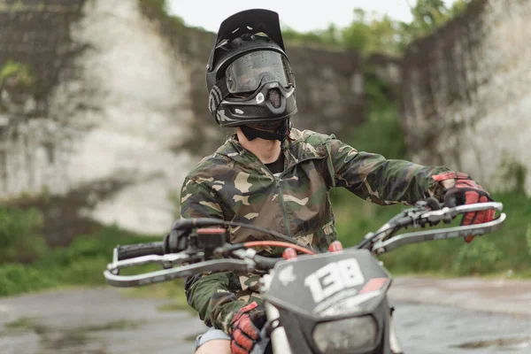 Ein Mann Auf Einem Motorrad Mit Schutzhelm Und Schutzbrille Richtige — Stockfoto