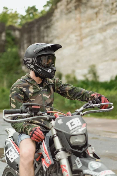 Homem Uma Motocicleta Usando Capacete Protetor Óculos Engrenagem Correta Motociclista — Fotografia de Stock