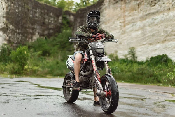 保護ヘルメットとゴーグルを身に着けているオートバイの男 正しいライダーギア — ストック写真