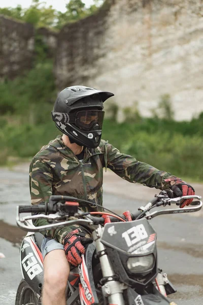 Hombre Una Motocicleta Con Casco Protector Gafas Engranaje Correcto Del —  Fotos de Stock