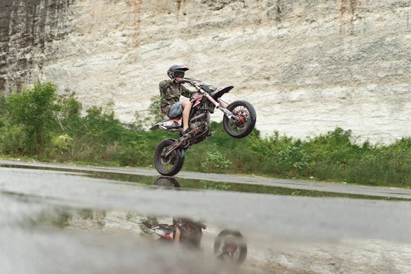 Man Motorcykel Som Gör Stunts Motorcykel Ett Hjul — Stockfoto