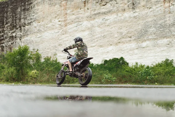 Hombre Una Moto Haciendo Acrobacias Una Motocicleta Sobre Una Rueda —  Fotos de Stock