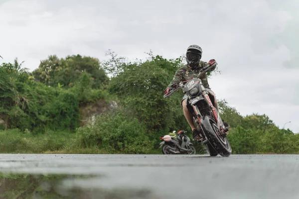 Homem Numa Mota Fazer Acrobacias Uma Motocicleta Uma Roda — Fotografia de Stock