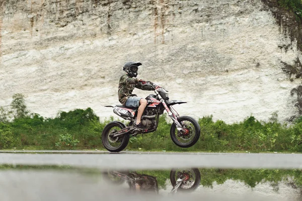 Hombre Una Moto Haciendo Acrobacias Una Motocicleta Sobre Una Rueda — Foto de Stock