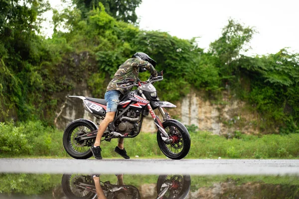 Hombre Una Moto Haciendo Acrobacias Una Motocicleta Sobre Una Rueda — Foto de Stock