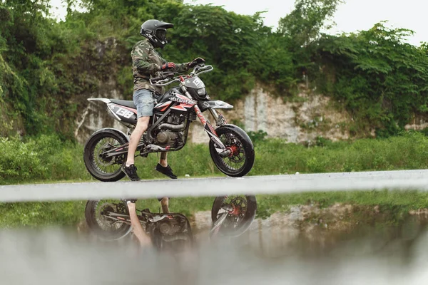 Hombre Una Moto Haciendo Acrobacias Una Motocicleta Sobre Una Rueda —  Fotos de Stock