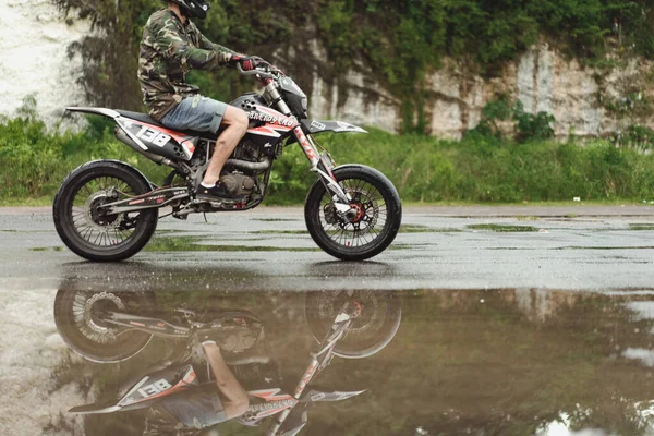 Hombre Una Moto Haciendo Acrobacias Una Motocicleta Sobre Una Rueda —  Fotos de Stock