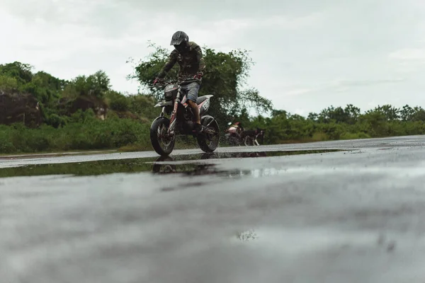 Hombre Una Moto Haciendo Acrobacias Una Motocicleta Sobre Una Rueda —  Fotos de Stock