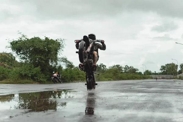 Homem Numa Mota Fazer Acrobacias Uma Motocicleta Uma Roda — Fotografia de Stock