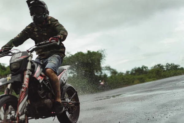 Hombre Una Moto Haciendo Acrobacias Una Motocicleta Sobre Una Rueda —  Fotos de Stock