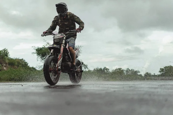 Homem Numa Mota Fazer Acrobacias Uma Motocicleta Uma Roda — Fotografia de Stock