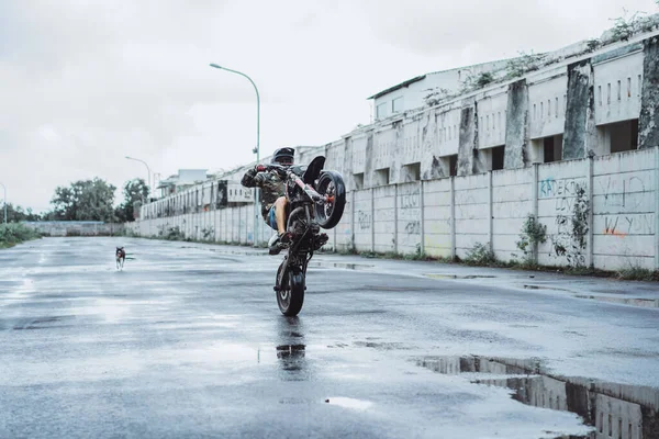 Homem Uma Motocicleta Usando Capacete Protetor Óculos Engrenagem Correta Motociclista — Fotografia de Stock
