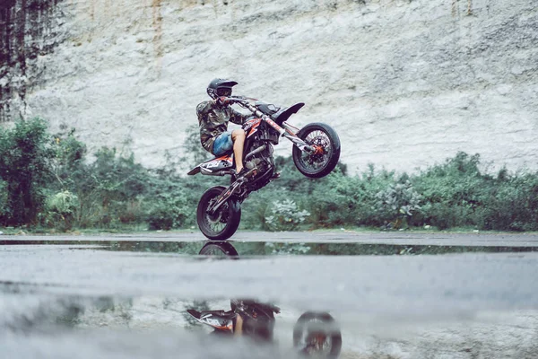 Hombre Una Moto Haciendo Acrobacias Una Motocicleta Sobre Una Rueda —  Fotos de Stock