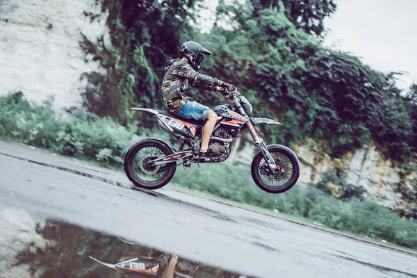 Homem Numa Mota Fazer Acrobacias Uma Motocicleta Uma Roda — Fotografia de Stock